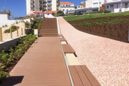 Terrasse composite CDECK Original coloris redwood en jardin public et escalier au Jardin Dr. João Ulrich, Ericeira