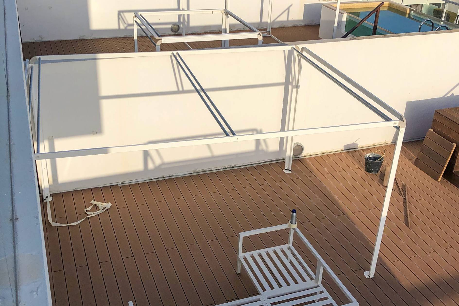 Deck compósito CDECK na cor redwood instalado nas varandas das suites do Iberostar Selection Lagos Algarve