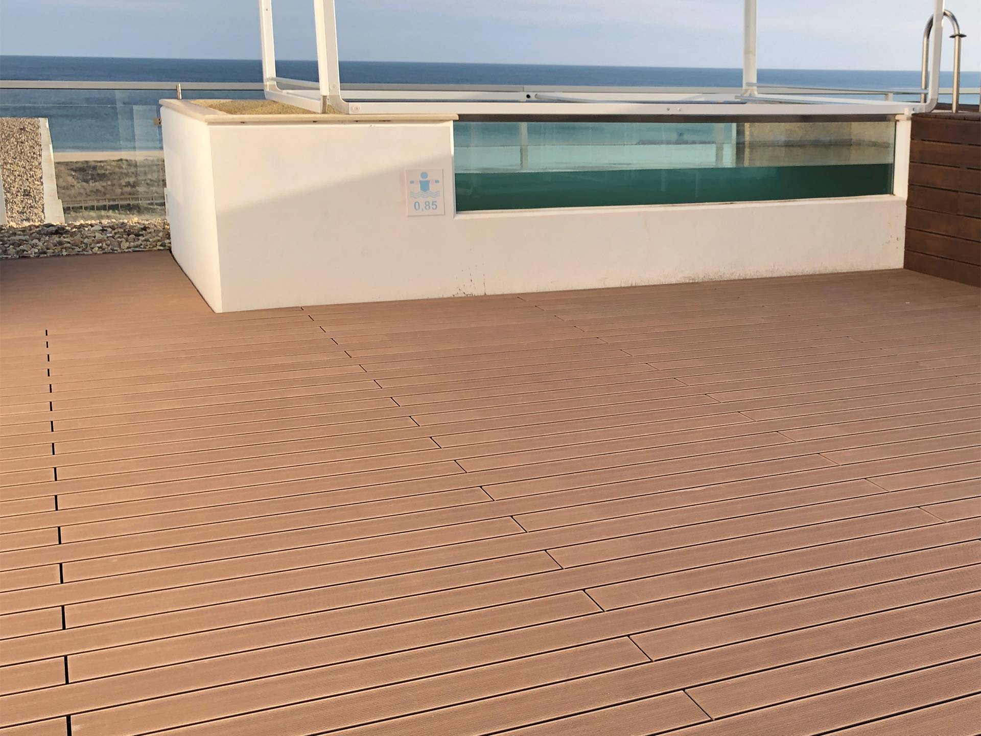 Deck compósito CDECK na cor redwood instalado nas varandas das suites do Iberostar Selection Lagos Algarve