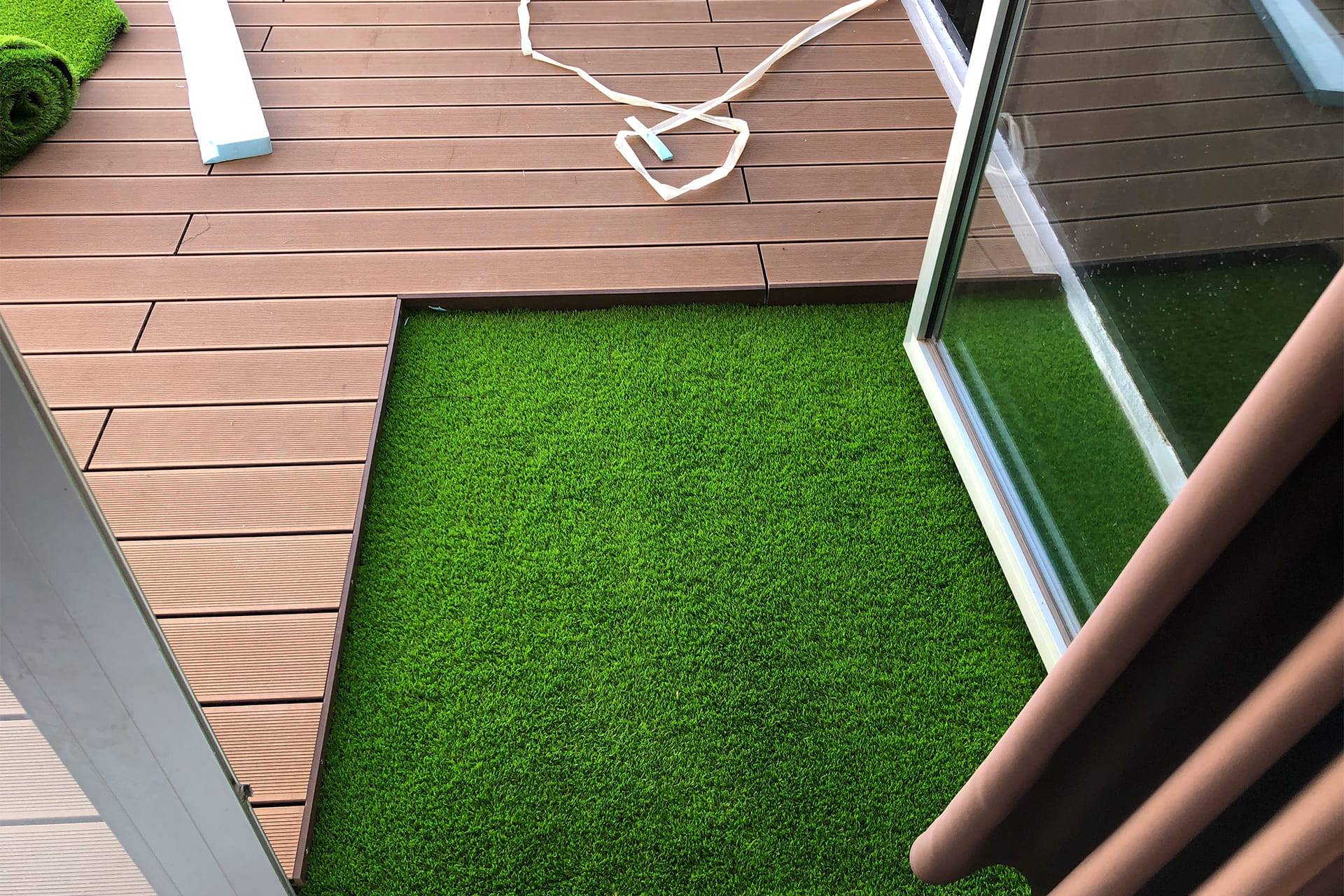 Deck compósito CDECK na cor redwood instalado nas varandas das suites do Iberostar Selection Lagos Algarve