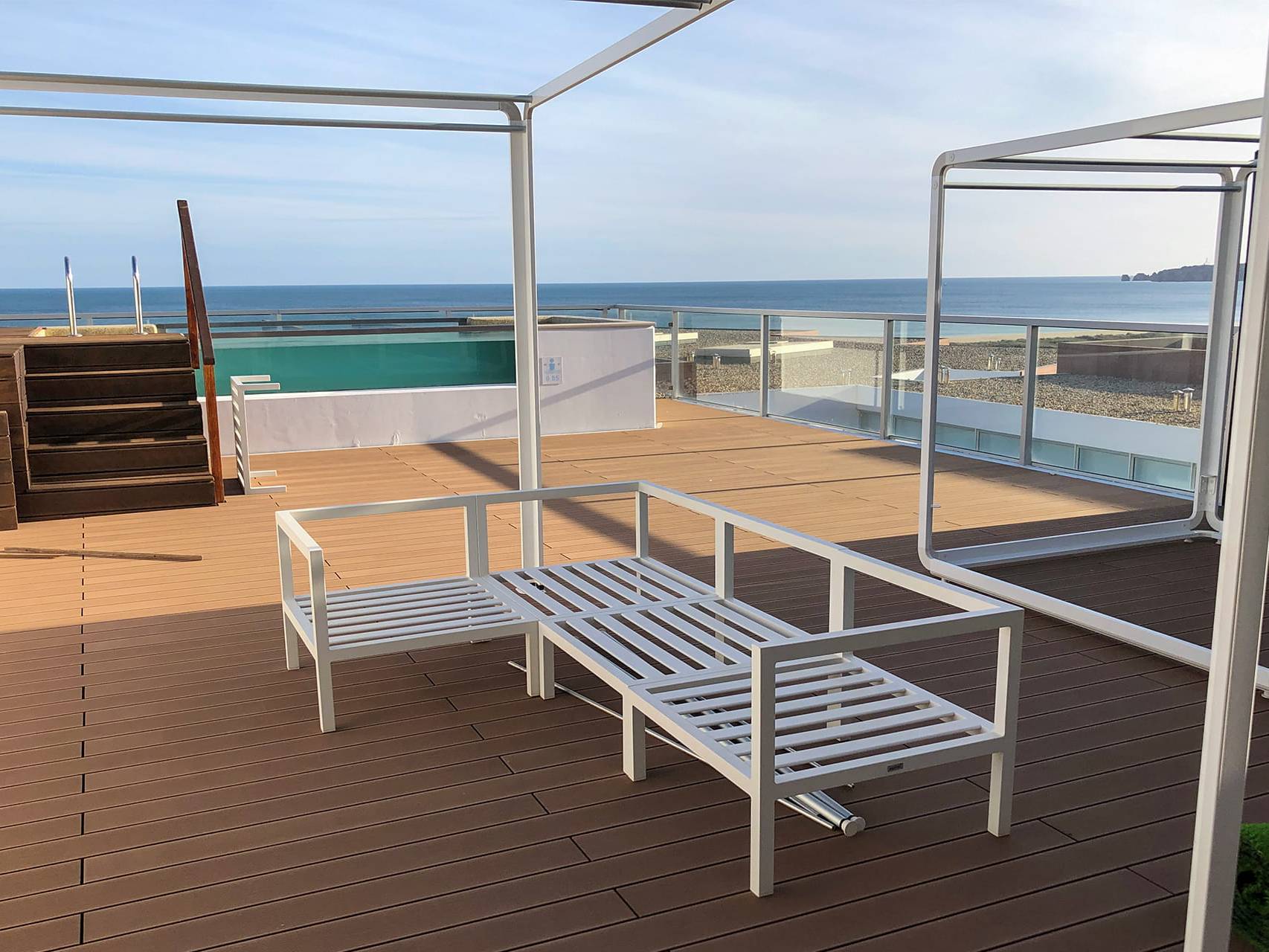 Deck compósito CDECK na cor redwood instalado nas varandas das suites do Iberostar Selection Lagos Algarve