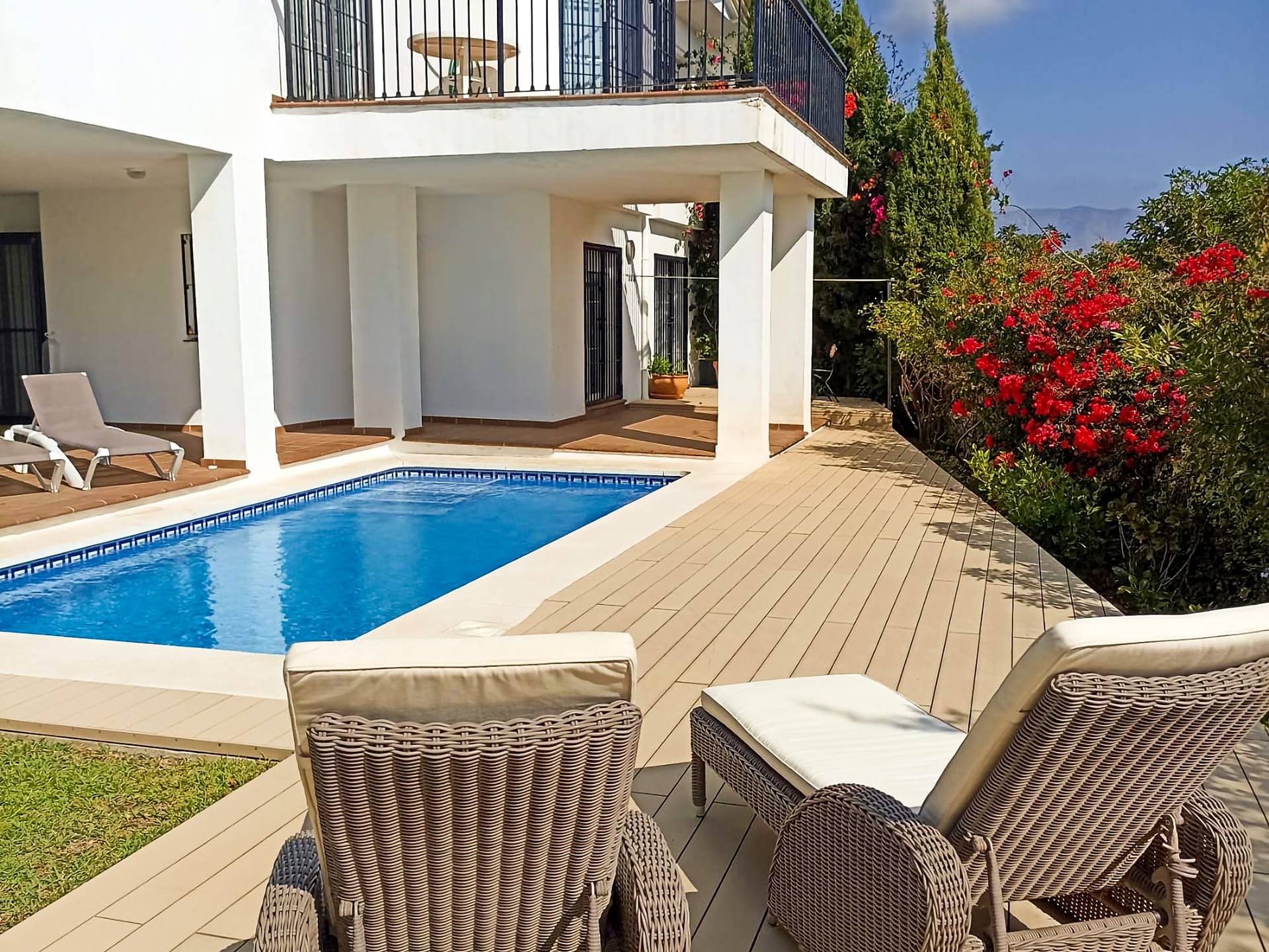 Deck comp&oacute;sito CDECK Original na cor bege faia em zona de piscina
