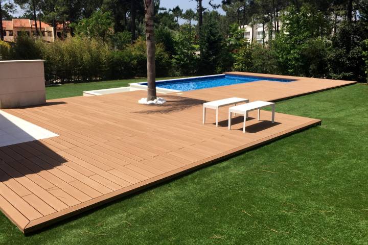 Tarima composite CDECK en color redwood en jardín y piscina