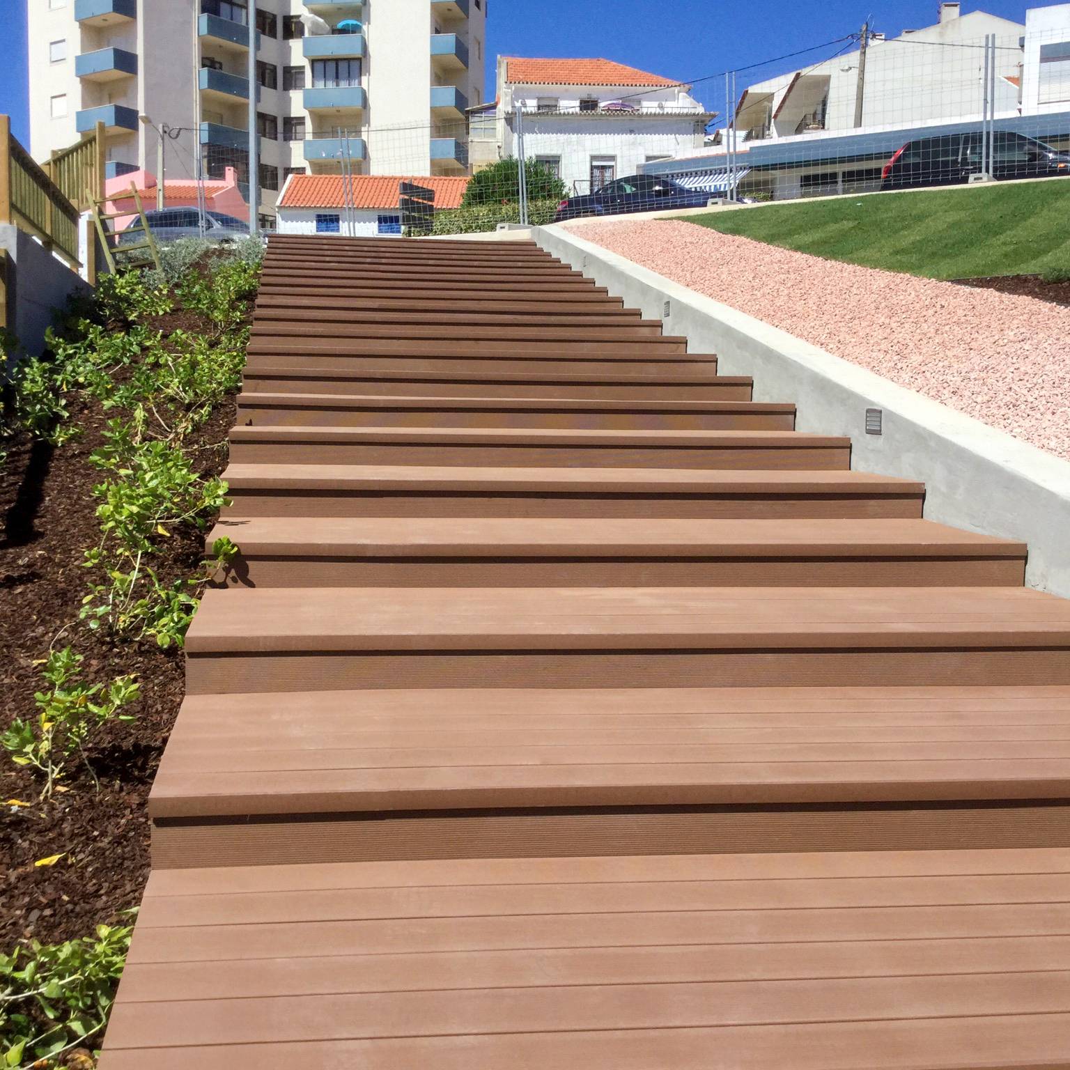 Tarima composite CDECK Original en color redwood instalada en escalones en el Jardín Dr. João Ulrich, Ericeira