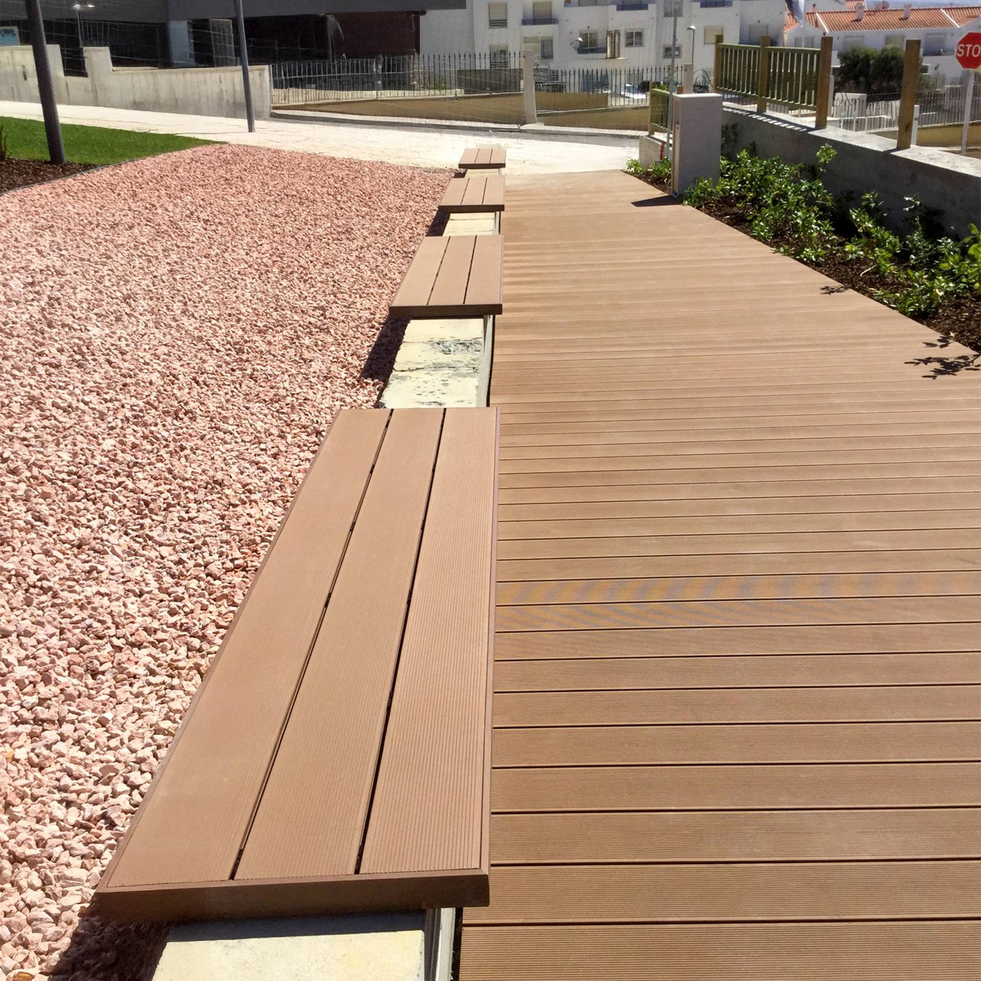 Tarima composite CDECK Original en color redwood en jardín público Jardín Dr. João Ulrich, Ericeira<br>