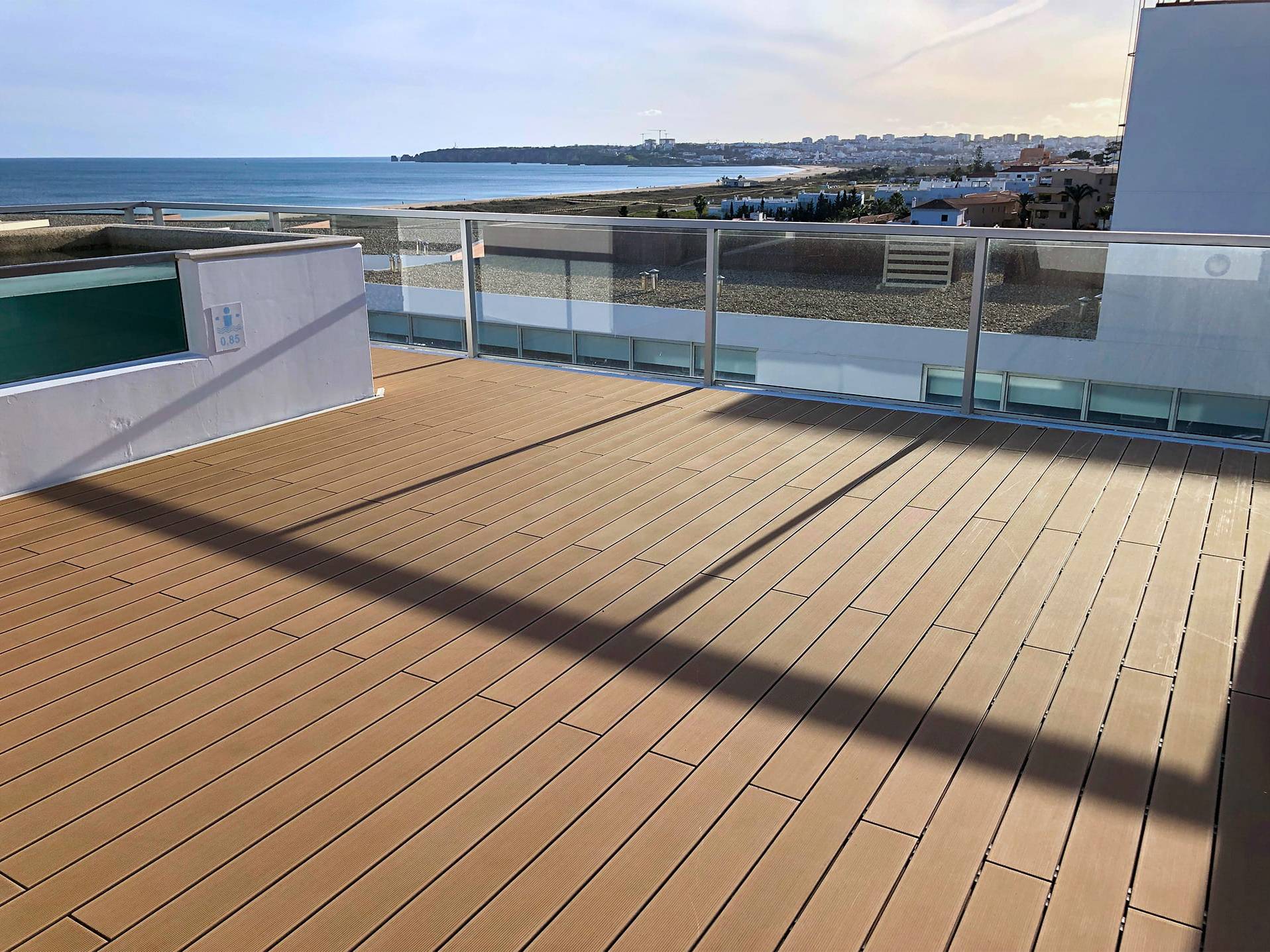 Deck compósito CDECK na cor redwood instalado nas varandas das suites do Iberostar Selection Lagos Algarve