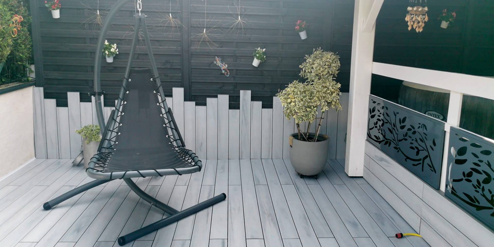 Tarima composite CDECK WUUDE en color Nordic Oak en zona de ocio y jardín