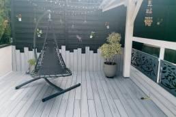 Terrasse composite CDECK WUUDE couleur Nordic Oak dans une zone de loisirs et jardin