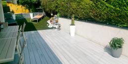 Terrasse composite CDECK WUUDE couleur Nordic Oak dans une zone de loisirs et jardin