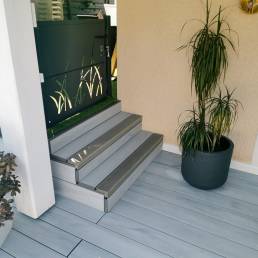 Terrasse composite CDECK WUUDE couleur Nordic Oak sur des escaliers<br> <br> <br>