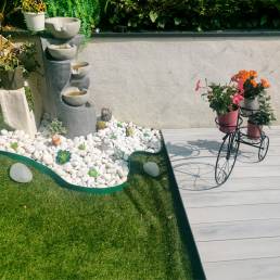 Terrasse composite CDECK WUUDE couleur Nordic Oak dans une zone de jardin