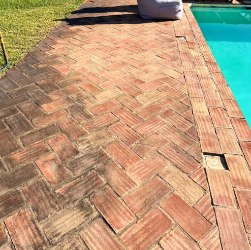 House in Santiago do Cacém with tile flooring in the pool area<br data-srcset=