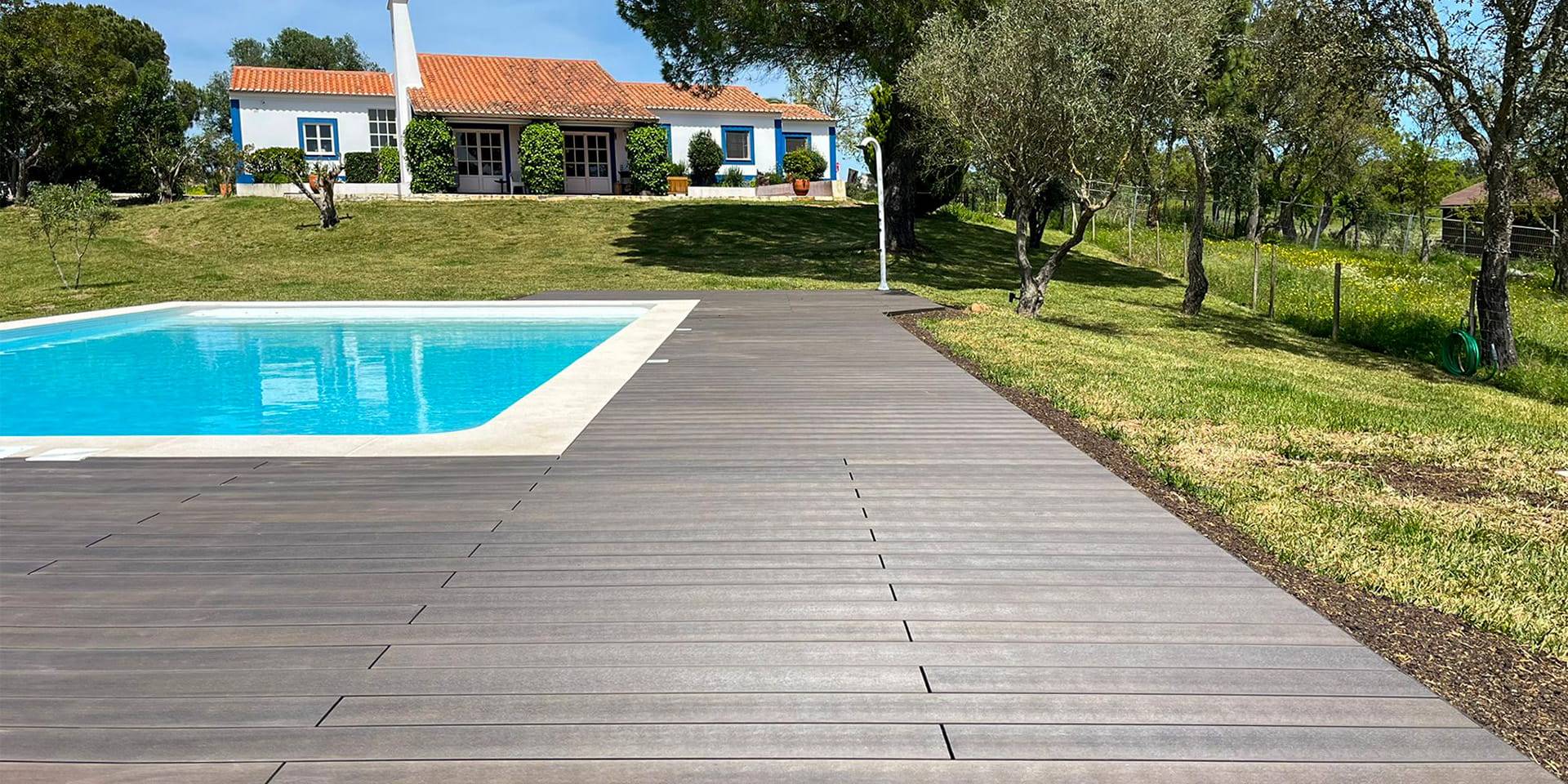 Maison &agrave; Santiago do Cac&eacute;m avec terrasse composite CDECK dans la zone de piscine