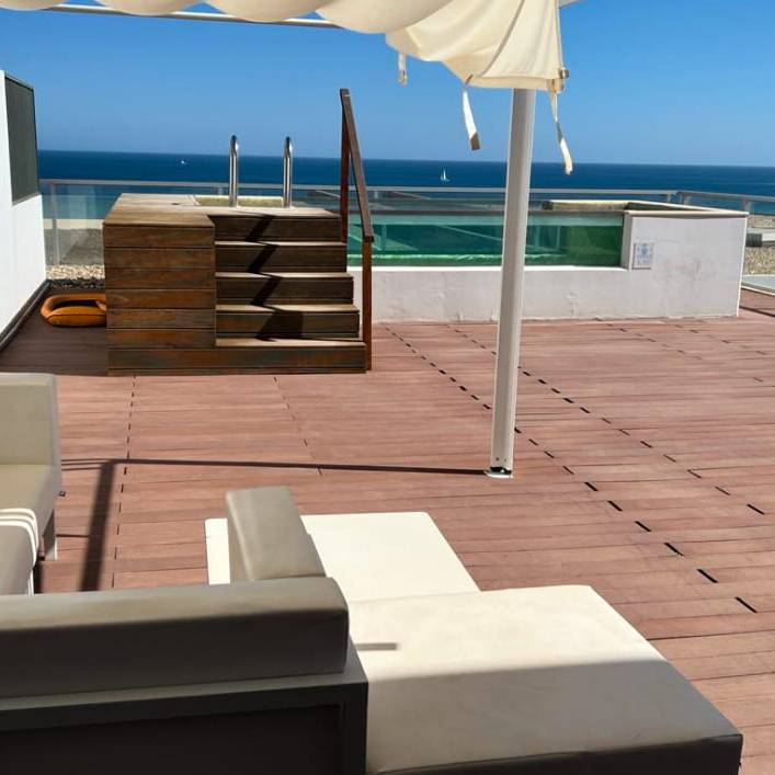 Varandas das suites do Iberostar Selection Lagos Algarve com deck de madeira