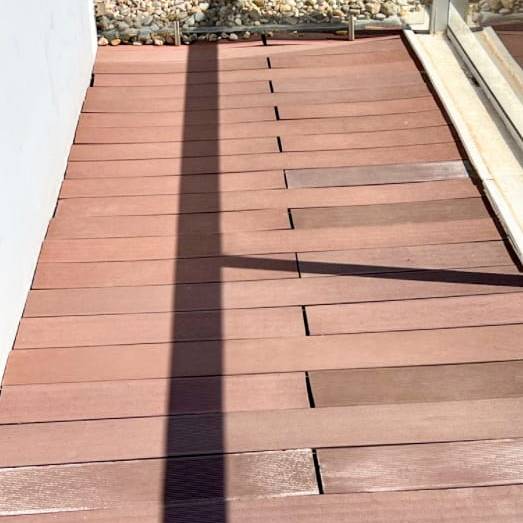 Varandas das suites do Iberostar Selection Lagos Algarve com deck de madeira