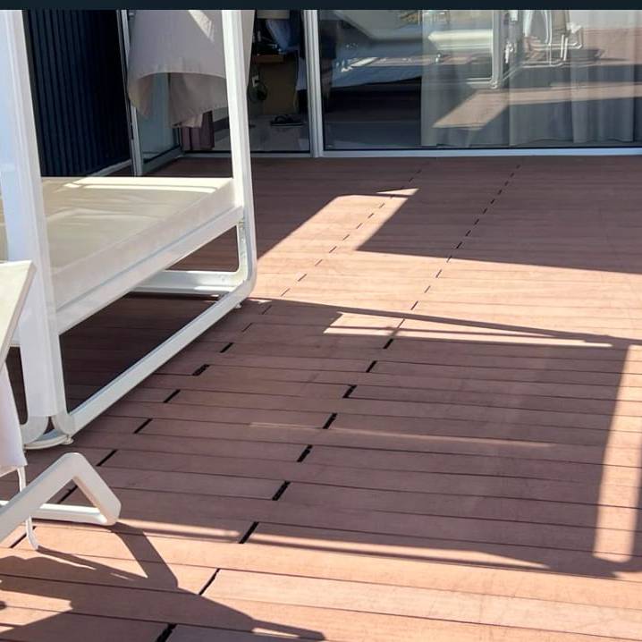 Varandas das suites do Iberostar Selection Lagos Algarve com deck de madeira