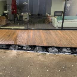 Garden with CDECK WUUDE composite decking in american walnut colour