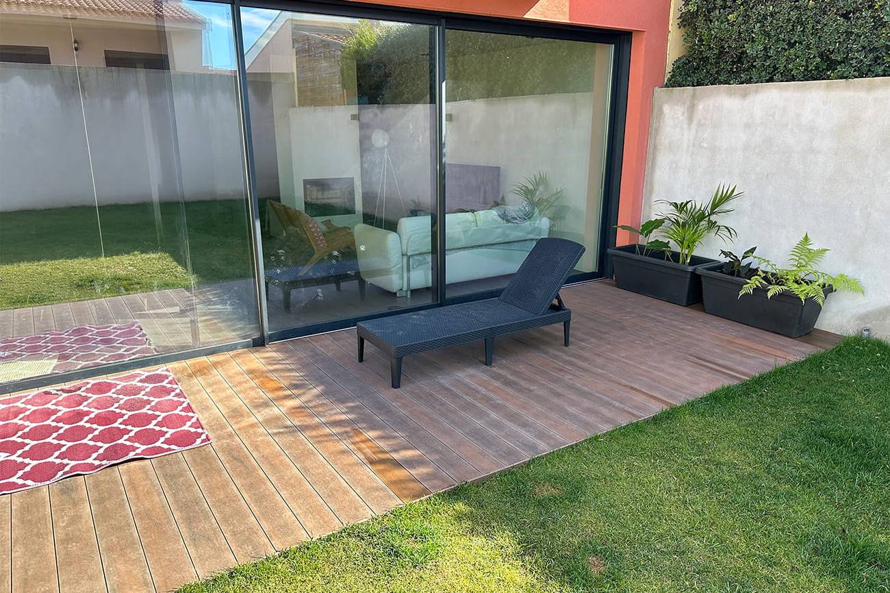 Garden with CDECK WUUDE composite decking in american walnut colour