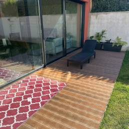 Garden with CDECK WUUDE composite decking in american walnut colour