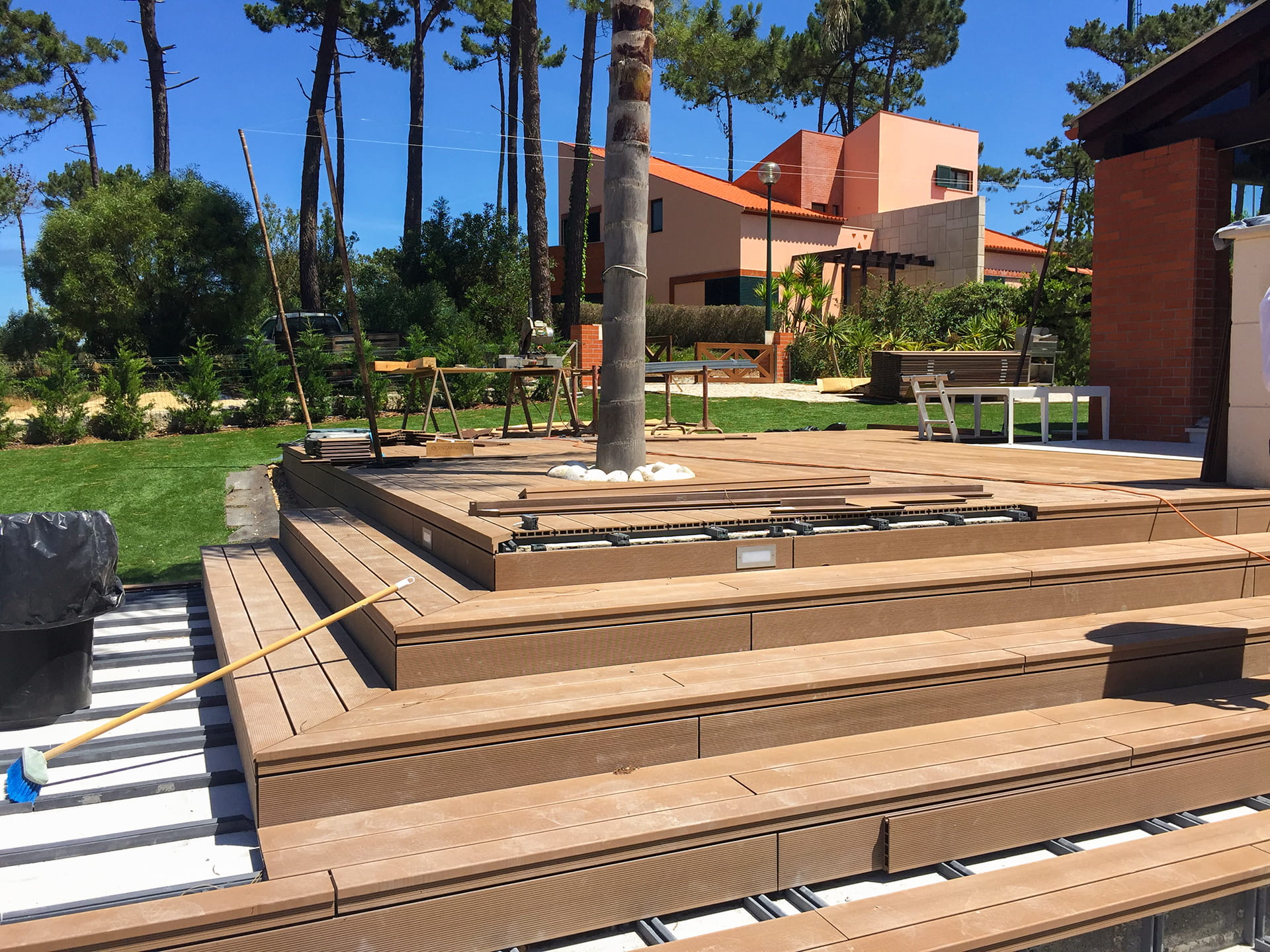 CDECK composite decking installation in Redwood in a garden<br data-srcset=