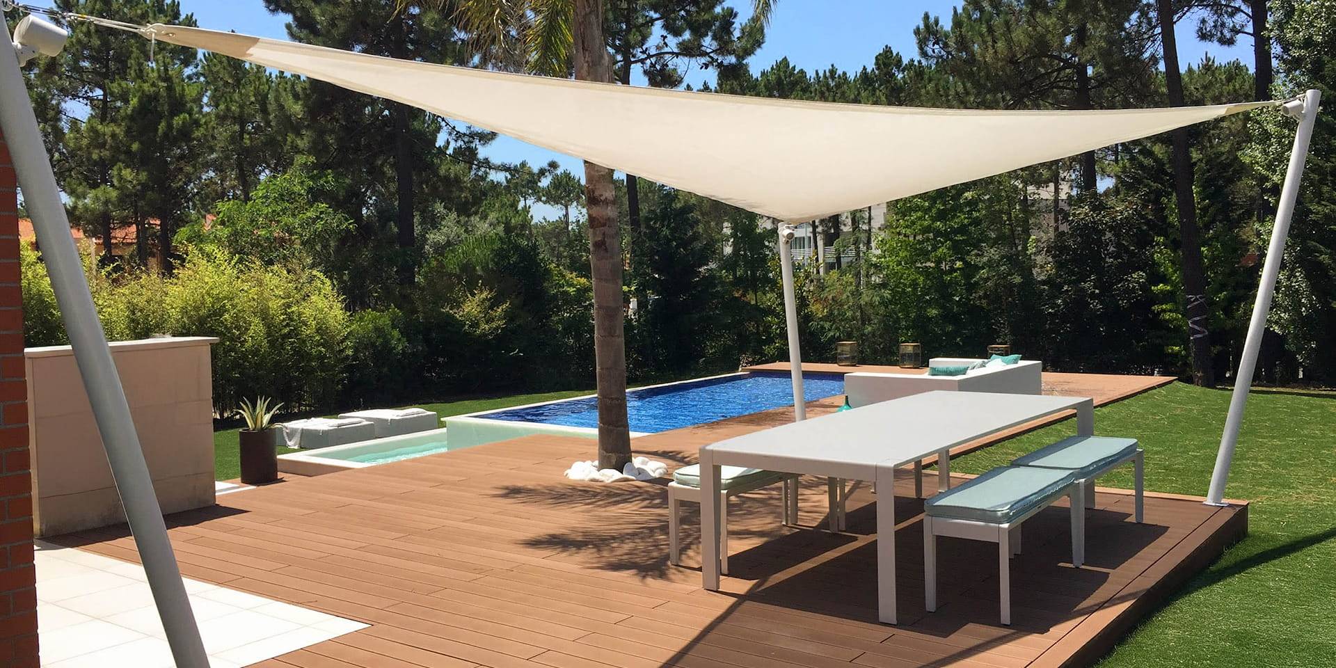 Deck compósito CDECK na cor redwood em jardim e piscina