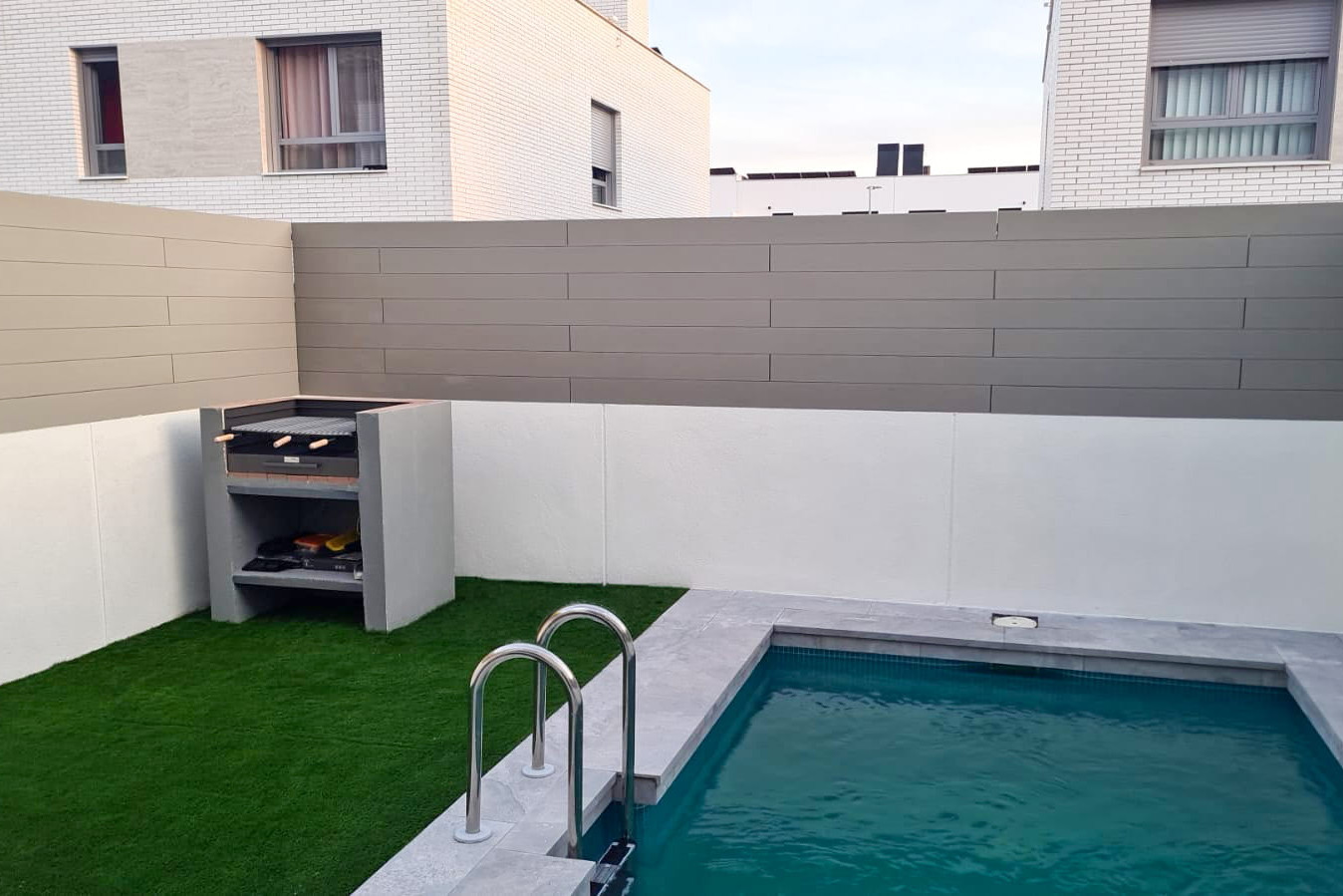 CWALL composite façade in grey color on a house in Madrid