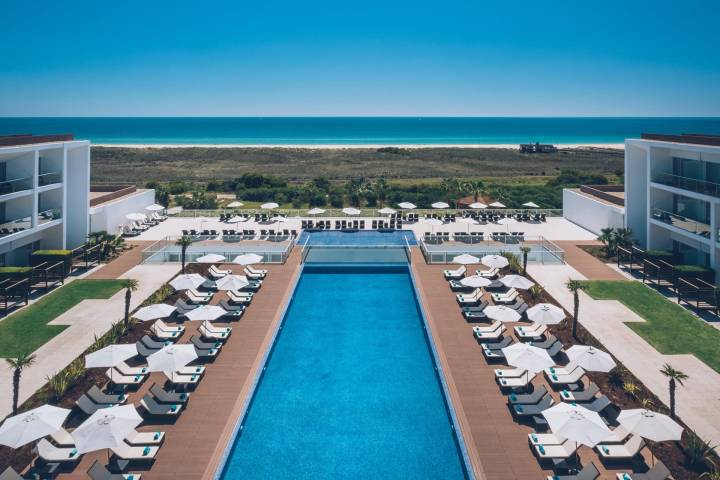 Tarima composite CDECK instalada en la zona de piscina del Hotel Iberostar Selection Lagos Algarve<br>