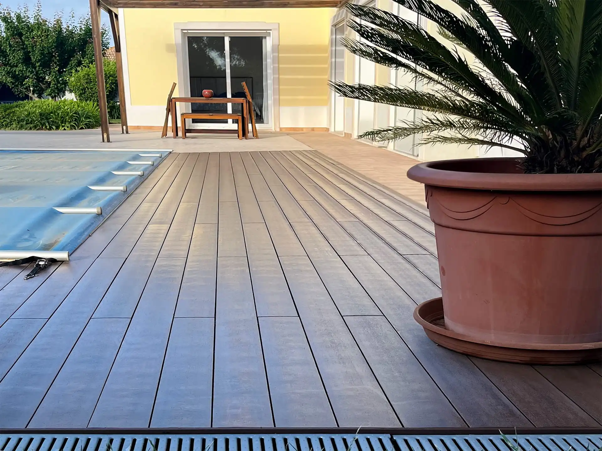CDECK WUUDE composite decking in American Walnut color installed in a pool area in a house in the Algarve
