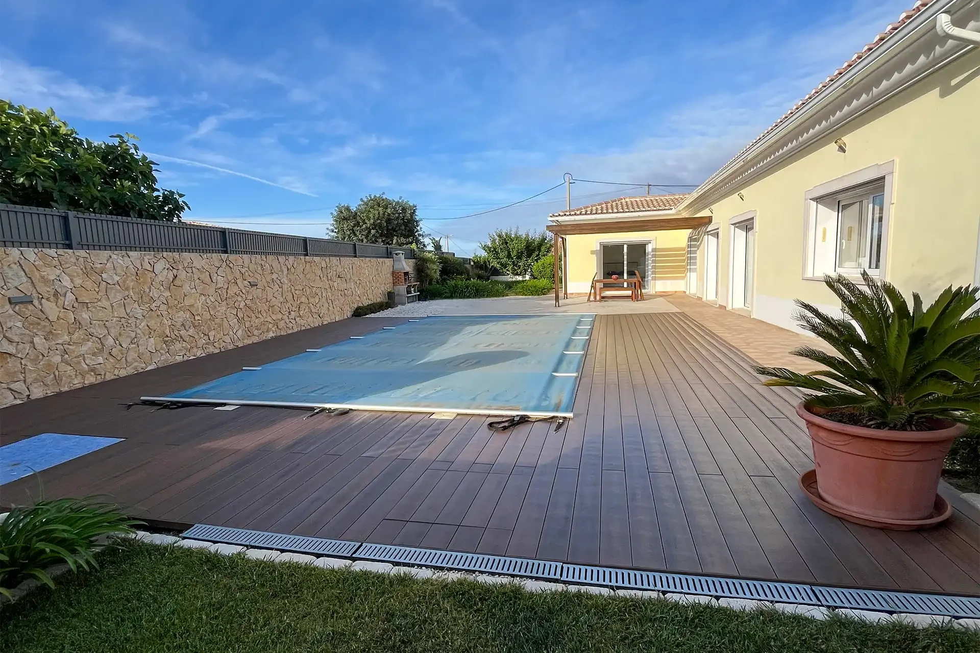 CDECK WUUDE composite decking in American Walnut color installed in a pool area in a house in the Algarve