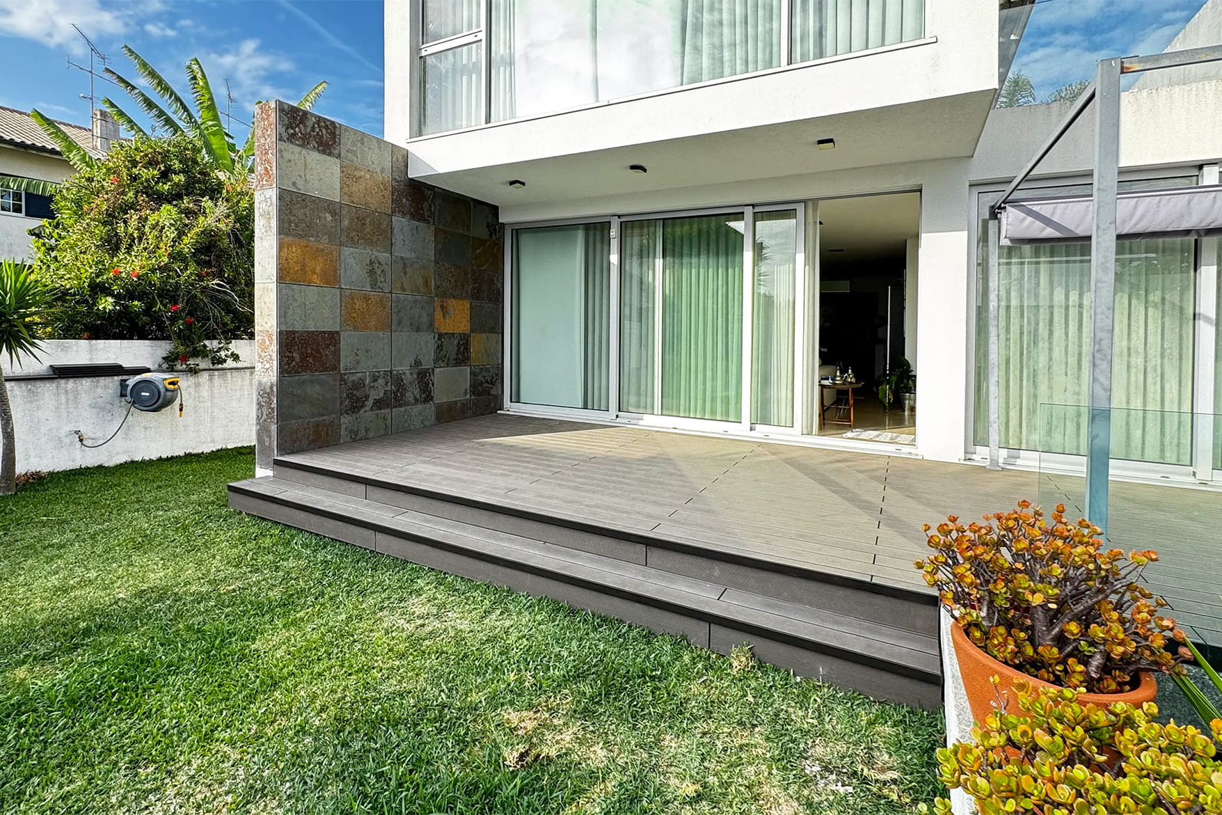Deck Compósito CDECK na cor chocolate instalado em residência em Aveiro