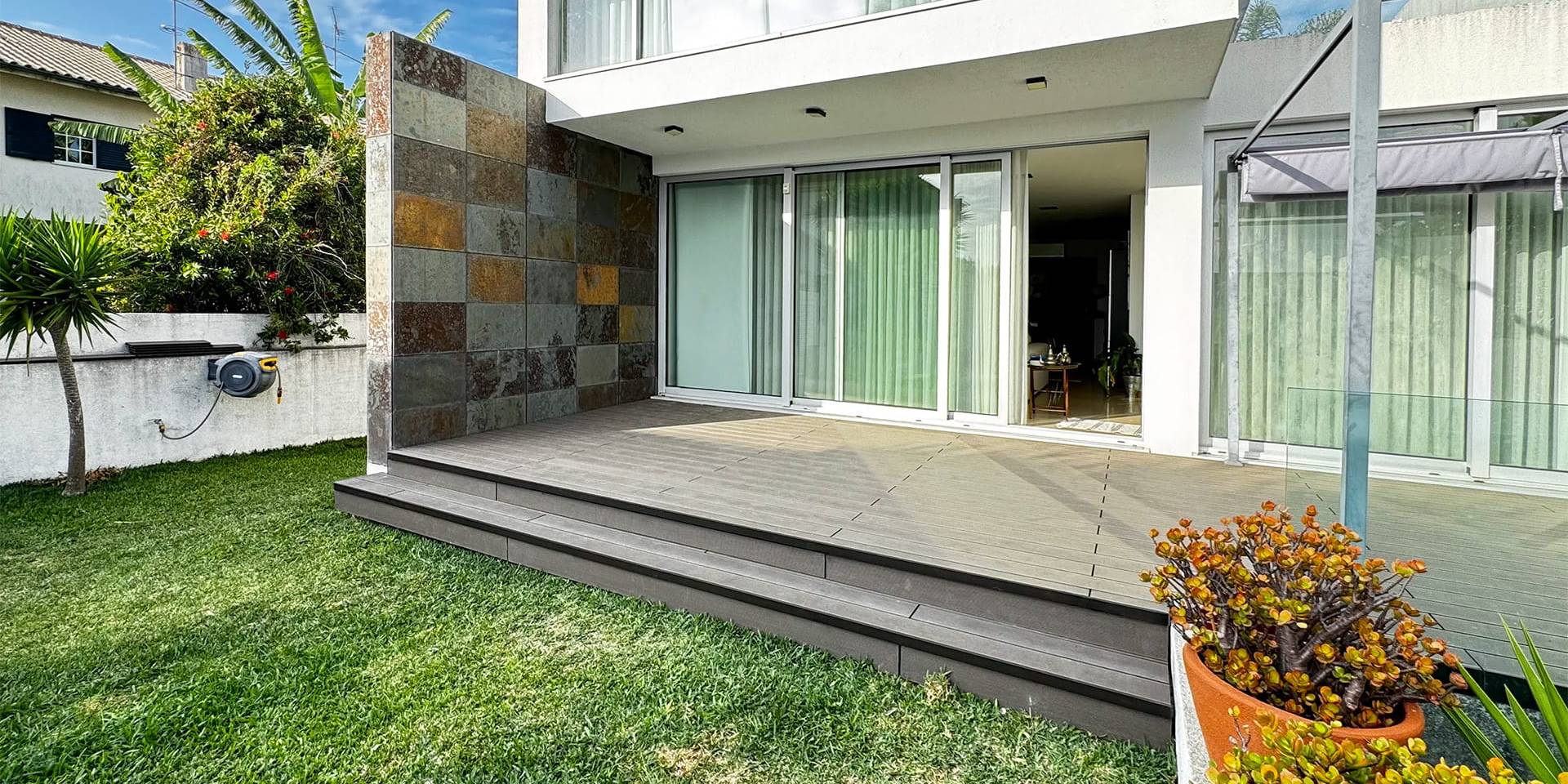 Terrasse composite CDECK de couleur chocolat installée dans une résidence à Aveiro