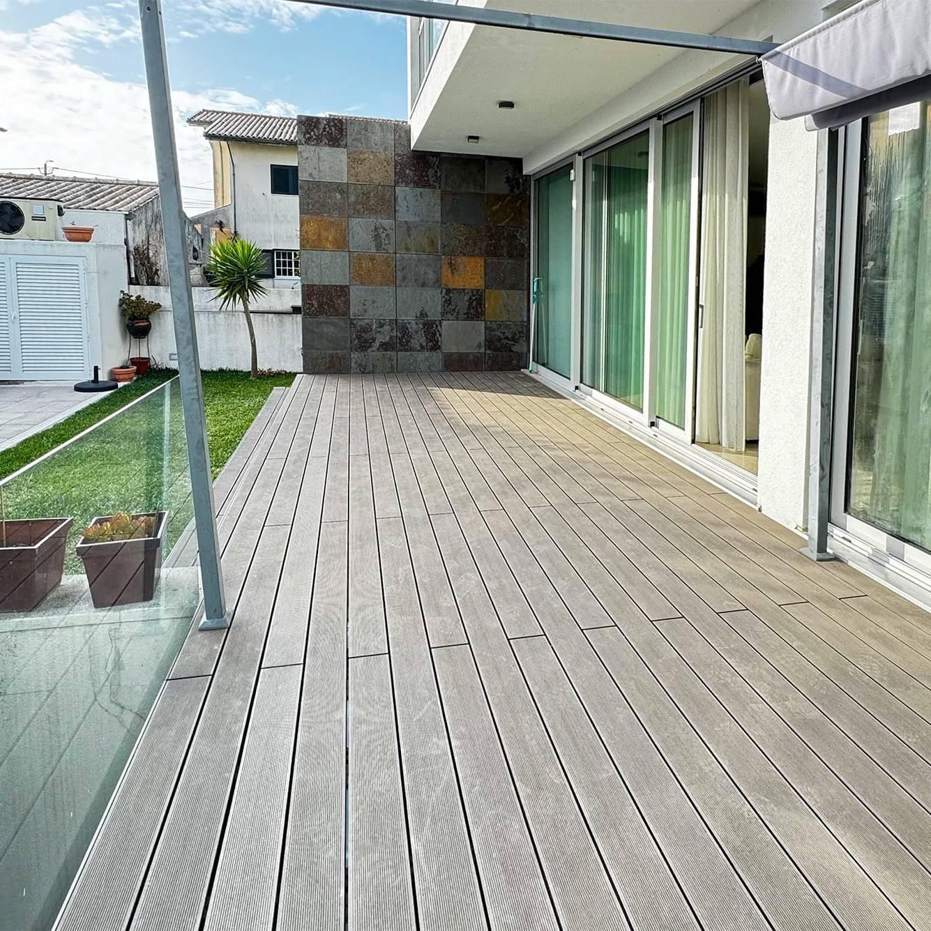 Terrasse composite CDECK de couleur chocolat installée dans une résidence à Aveiro