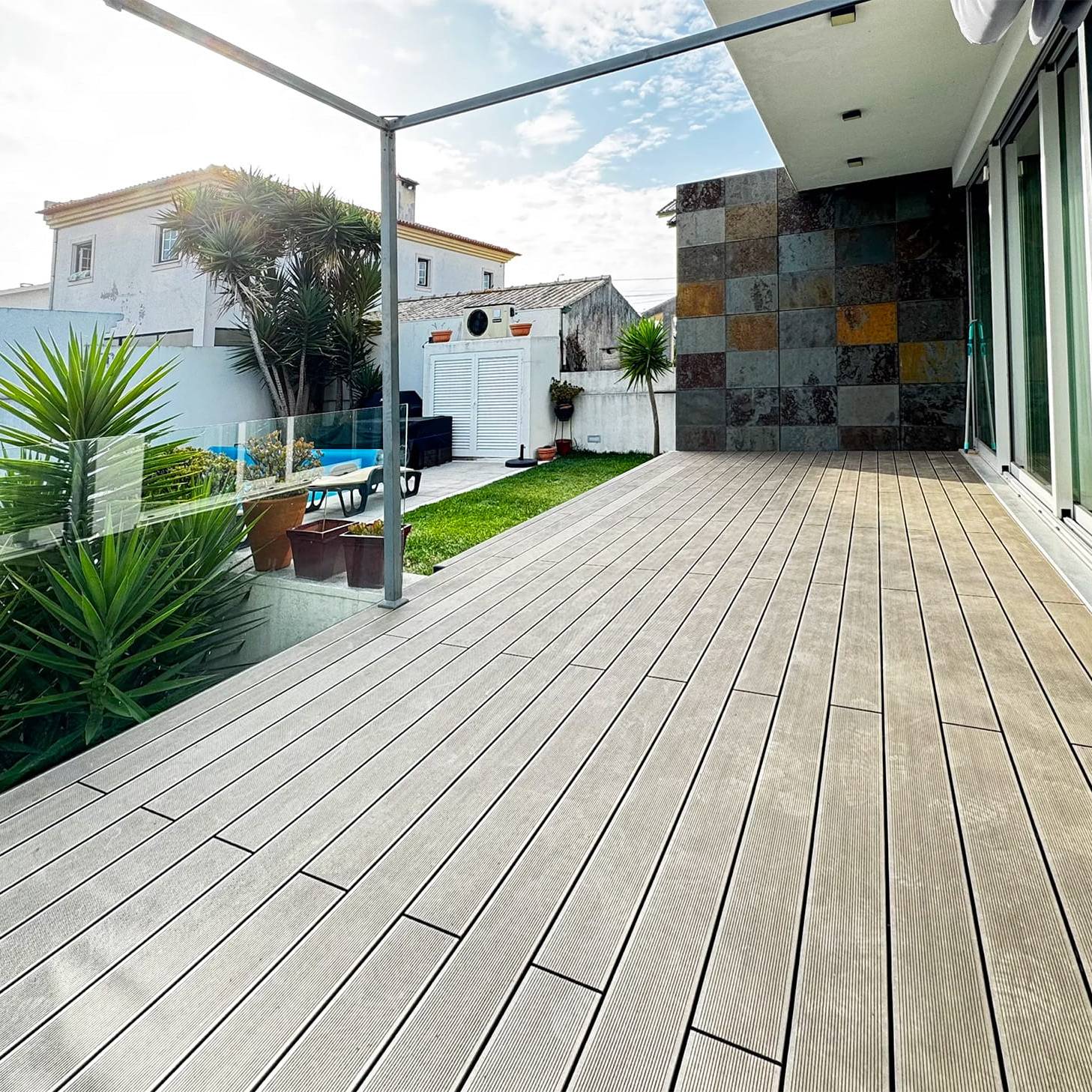 Terrasse composite CDECK de couleur chocolat installée dans une résidence à Aveiro