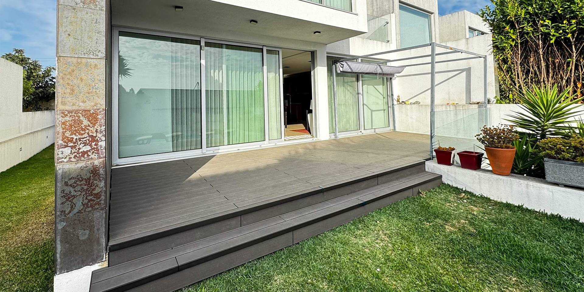 Terrasse composite CDECK de couleur chocolat installée dans une résidence à Aveiro