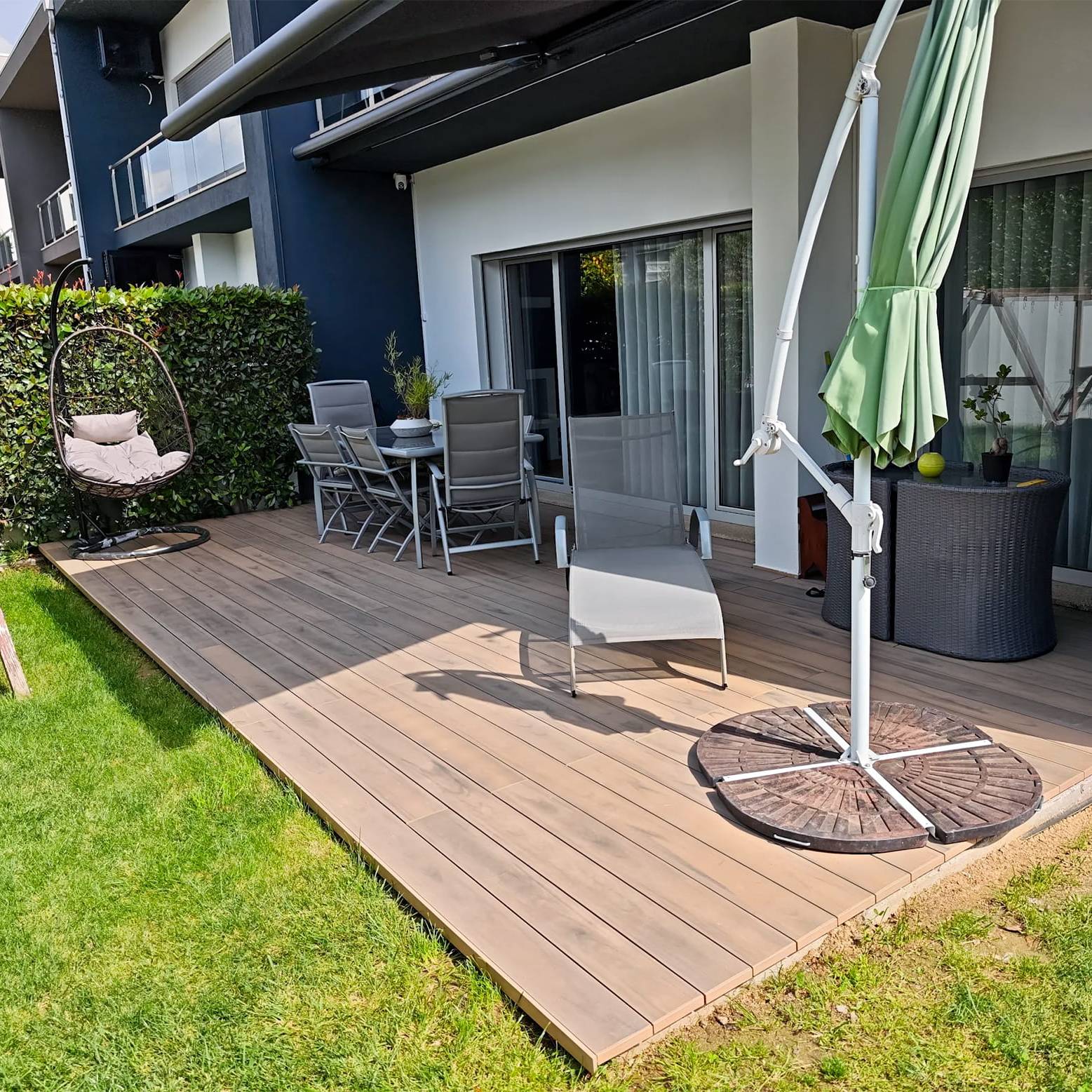 Deck compósito CDECK instalado em jardim de moradia em Vila Real