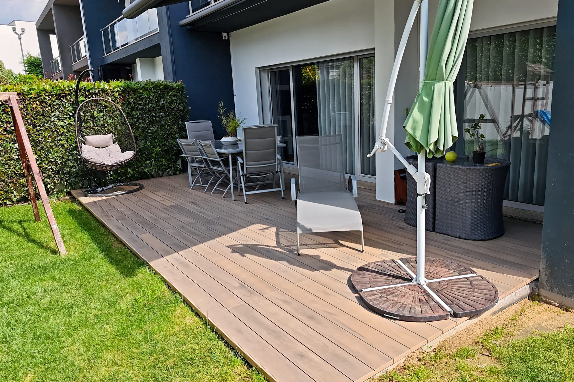 Deck compósito CDECK instalado em jardim de moradia em Vila Real