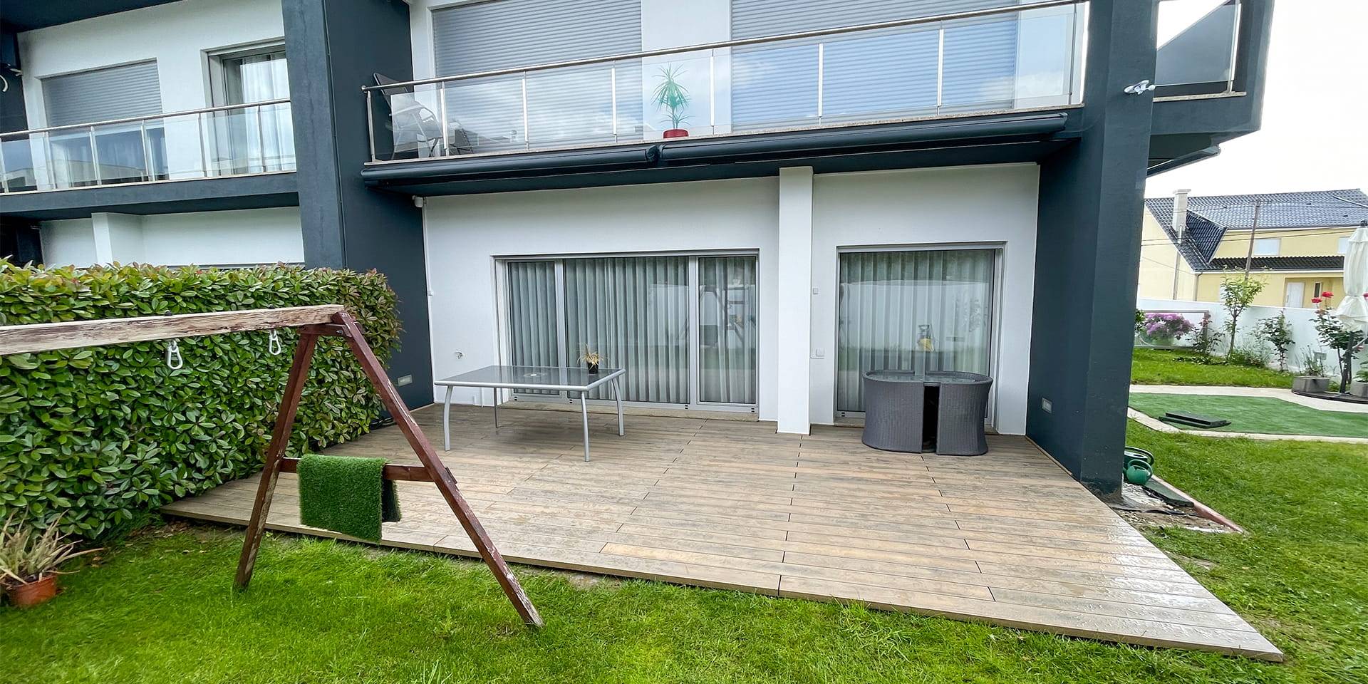 Deck compósito CDECK instalado em jardim de moradia em Vila Real
