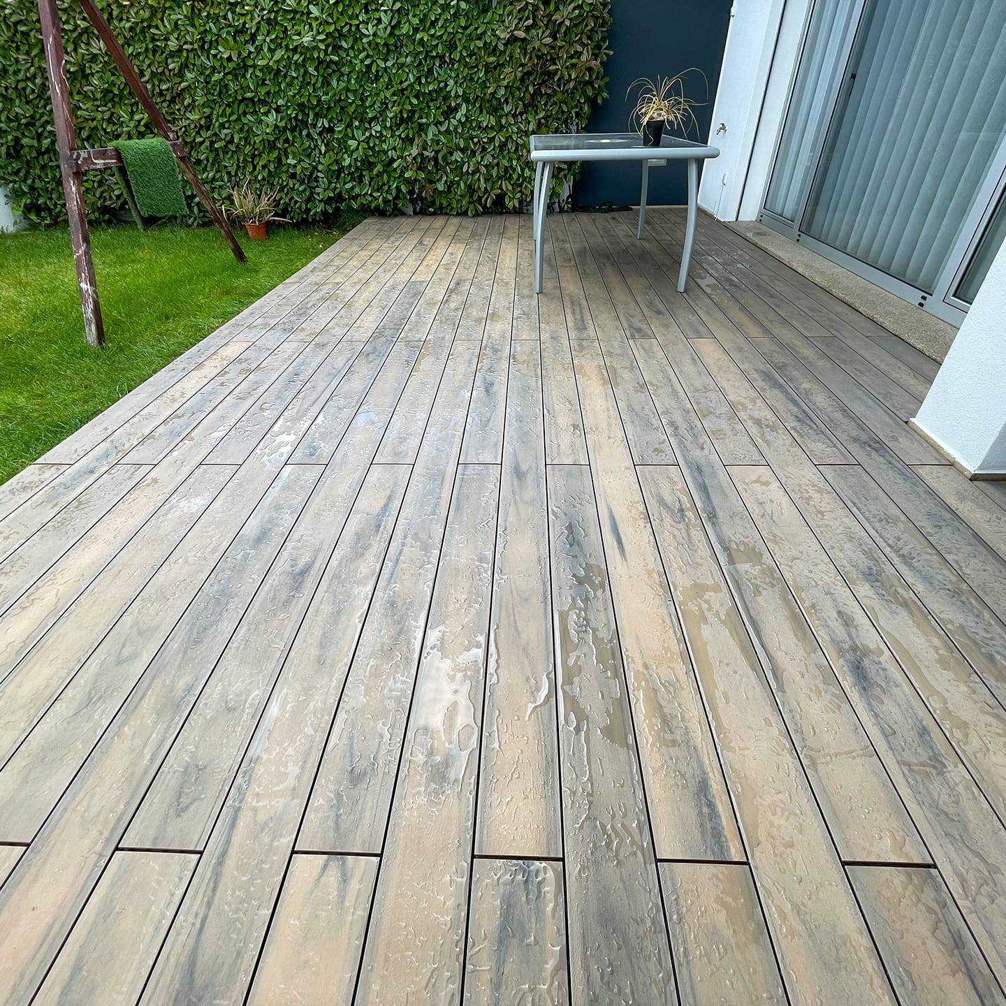 Deck compósito CDECK instalado em jardim de moradia em Vila Real