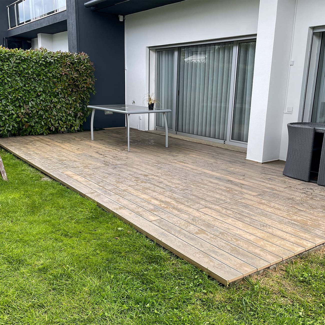 Deck compósito CDECK instalado em jardim de moradia em Vila Real
