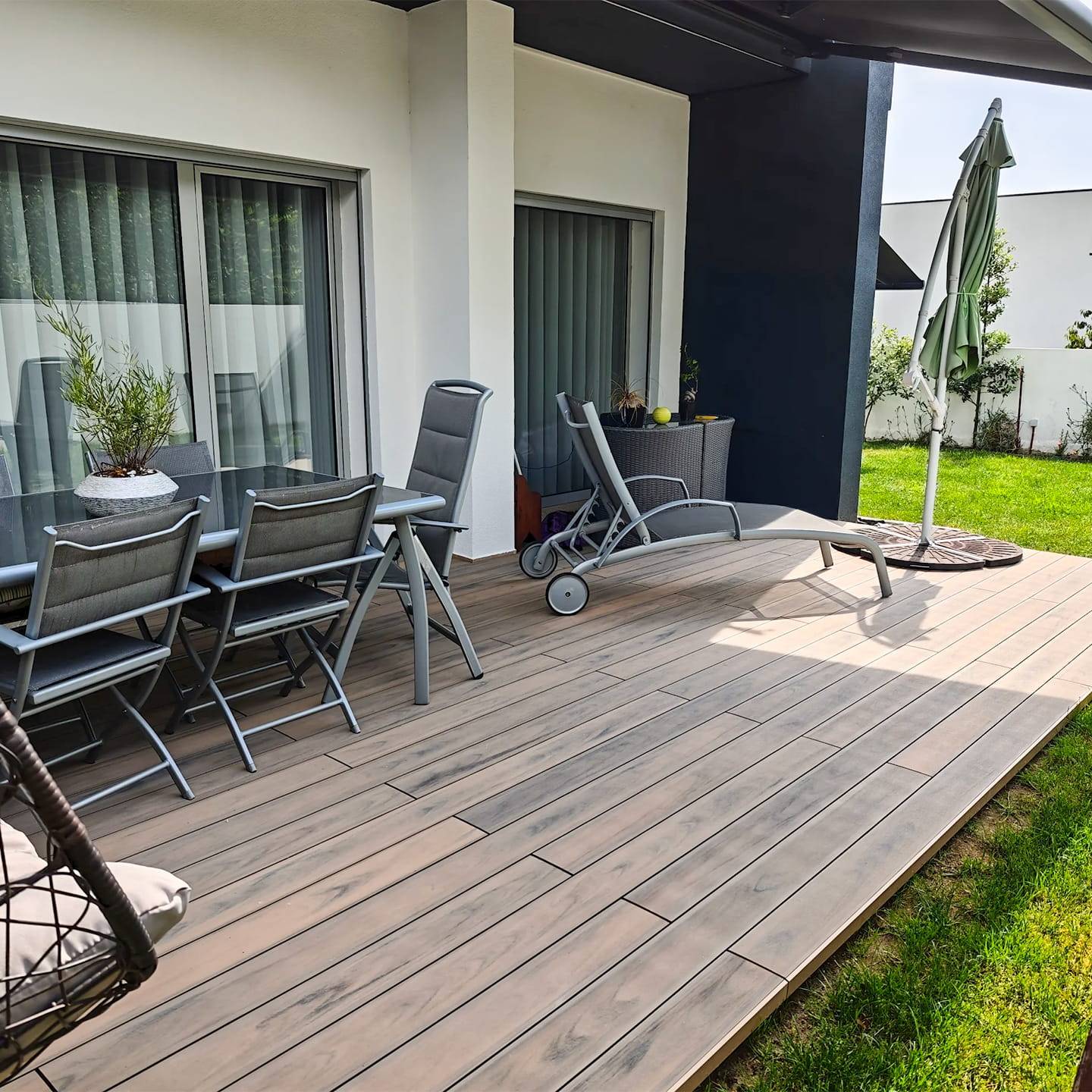 Deck compósito CDECK instalado em jardim de moradia em Vila Real